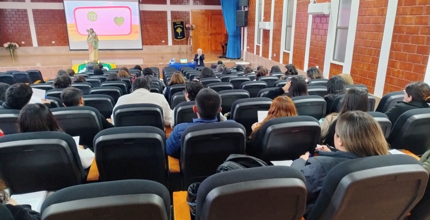 Funcionarios/as del Colegio participan en la Reunión Mensual con Hna. Francisca